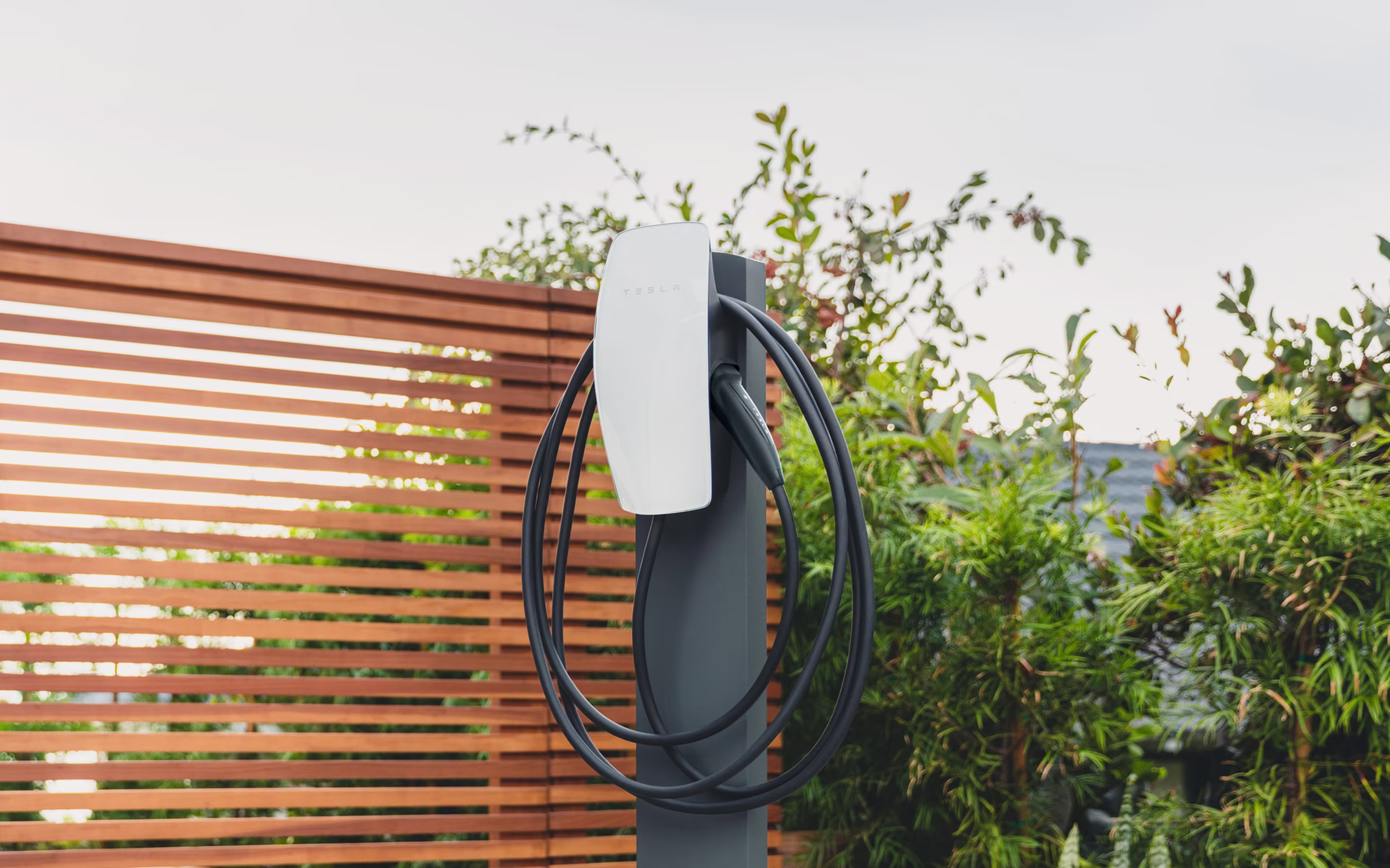 Bahçede direğe monte Tesla Wall Connector