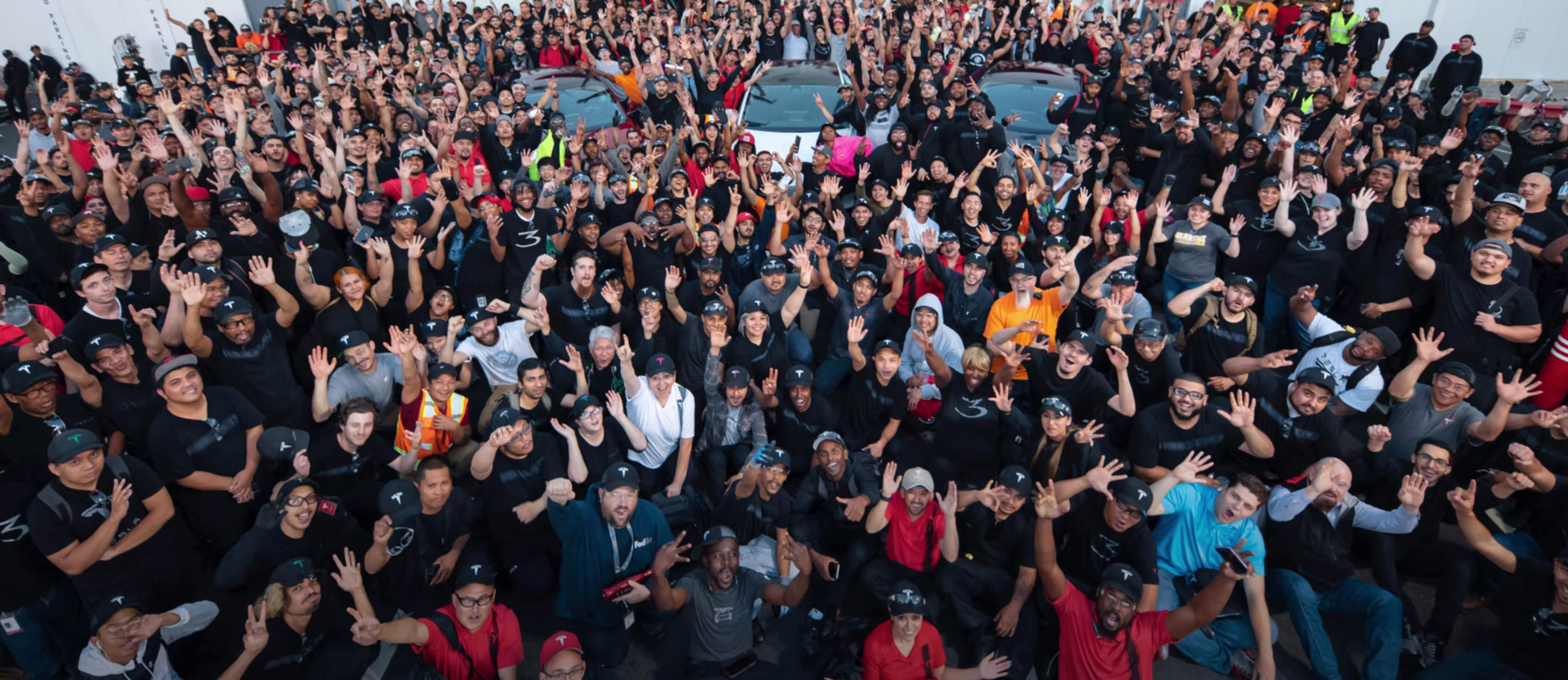 Tesla çalışan topluluğu kutlama