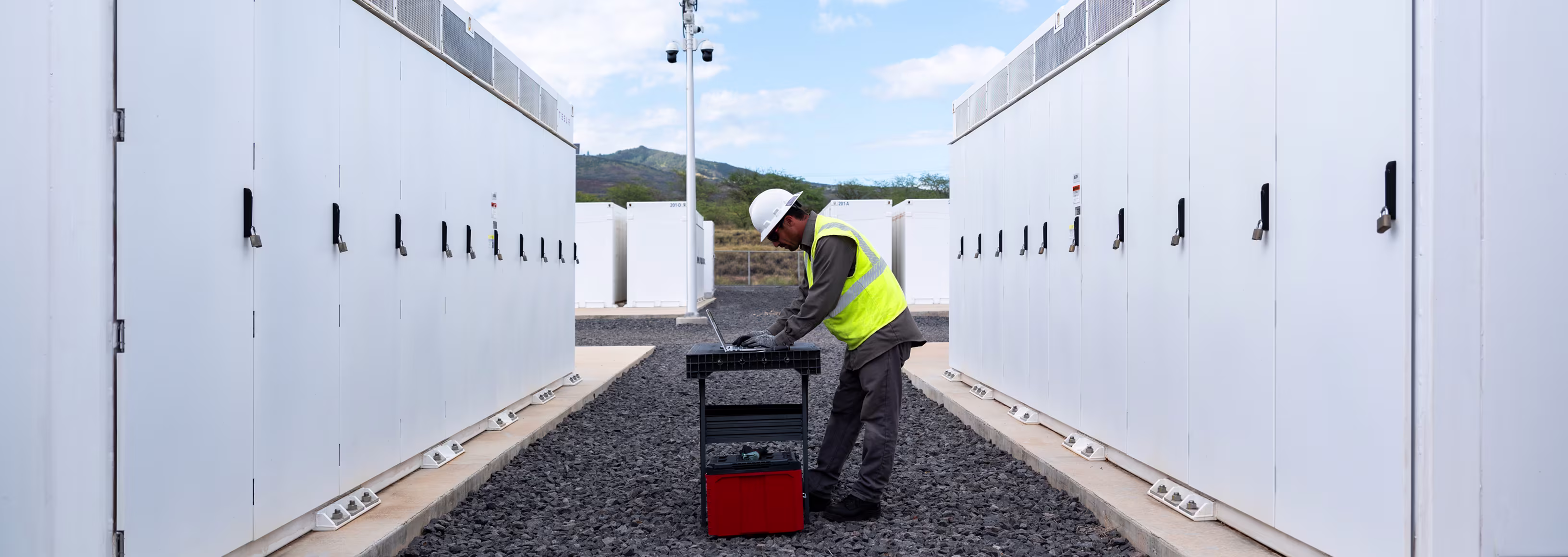 Megapack sahasında teknisyen ve kabinler