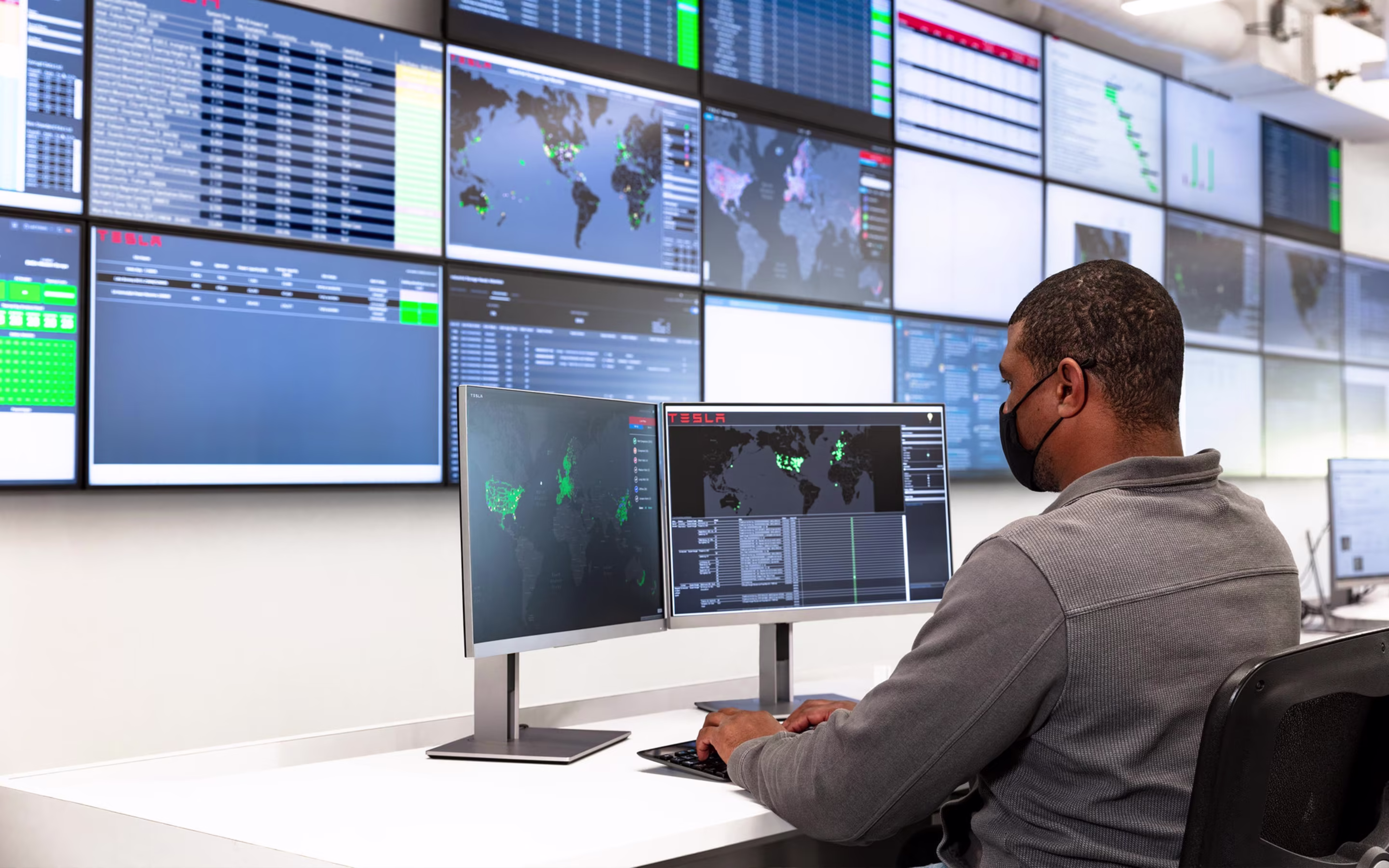 Tesla operasyon merkezinde çok ekranlı izleme